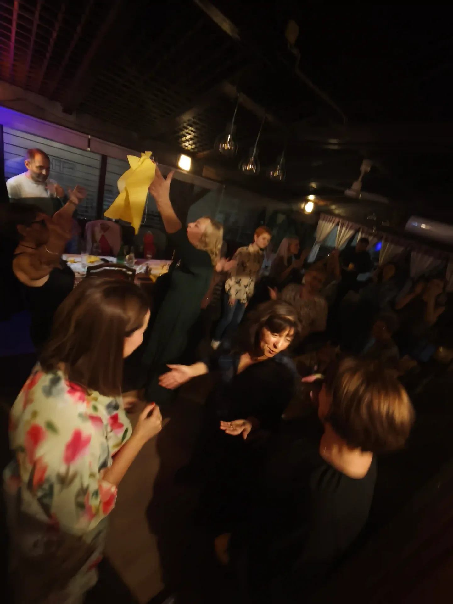Igranje uz živu muziku — kafana Porta Crveni Pevac, Niš